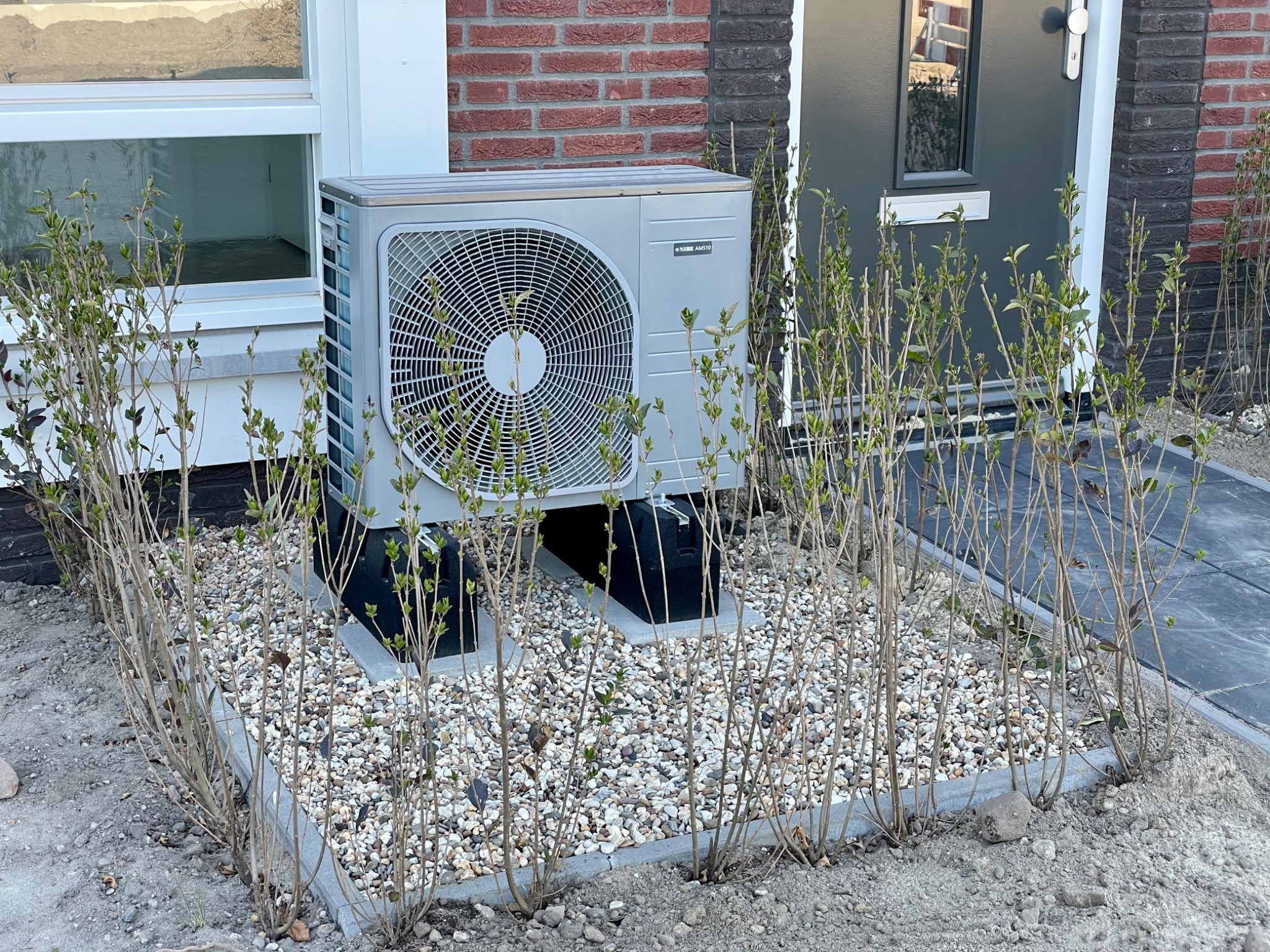 Außengerät einer Wärmepumpe am Wohnhaus
